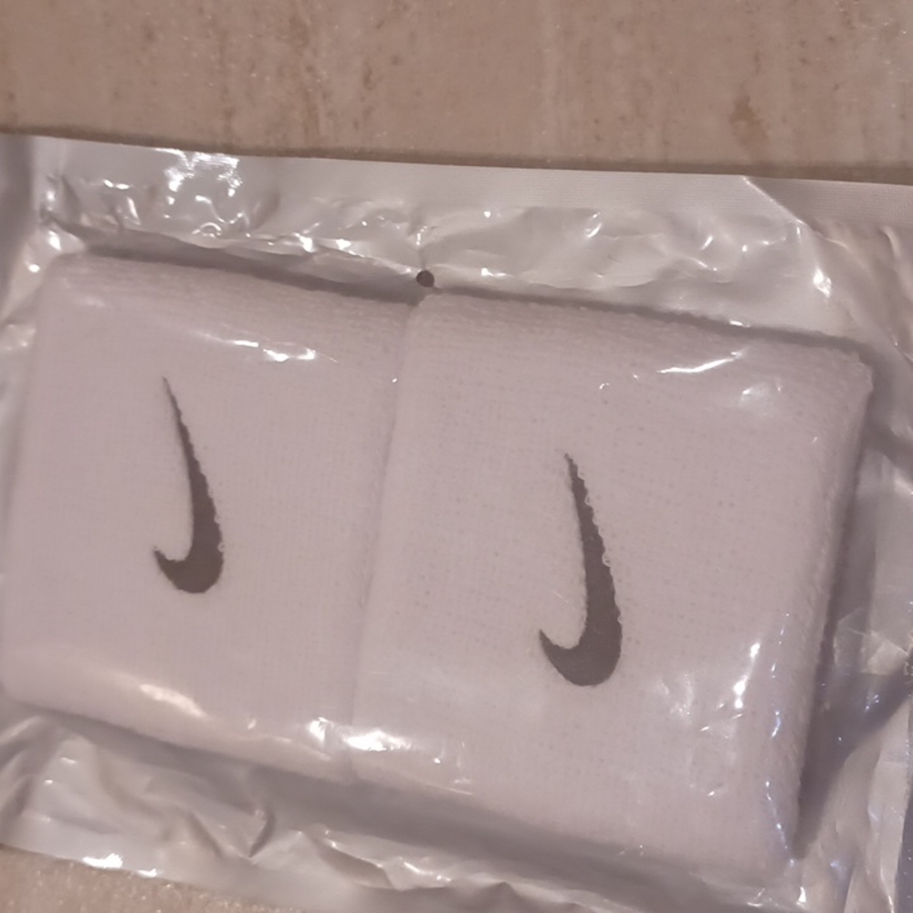 NWT Nike Unisex Wristbands - Picture 3 of 4